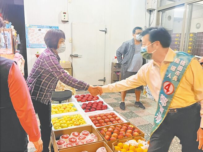 桃园市长候选人郑宝清（右）表示，自己相当有逆转胜的翻盘机会与三足鼎立的政治局势。（郑宝清竞选办公室提供／赖佑维桃园传真）