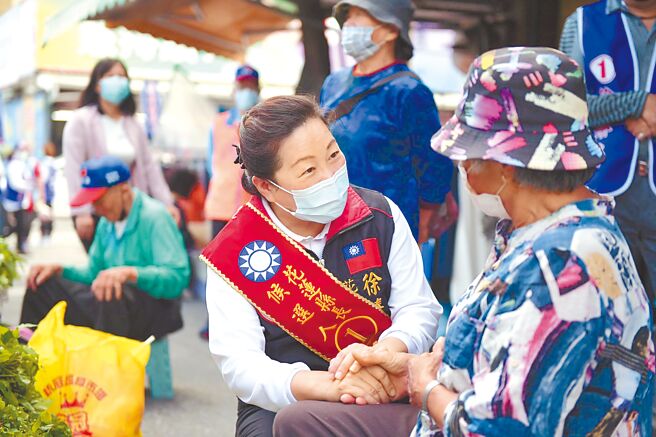 国民党花莲县长徐榛蔚（前左）3日起请假拚选举，上午到美崙市场展开拜票行程，紧握选民的手问候。（徐榛蔚竞选团队提供／王志伟花传真）