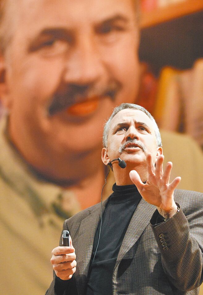 普利兹新闻奖的三届获奖者、《纽约时报》作家佛里曼撰文指出，当未来歷史学家回顾骚动不寧的2022年，中国结束过去40年与西方经济整合、策略上走错路以致失去美国支持，可谓当年最重大事件。图为佛里曼受邀，举行大型演讲会（本报资料照）