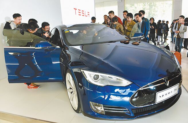 为降低营运成本，特斯拉关闭大陆首家旗舰展厅。图为特斯拉固件升级发布会。（新华社）