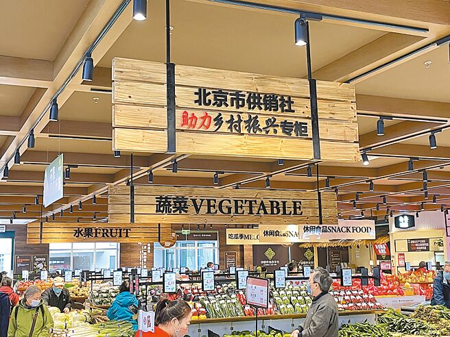 大陆湖北等地恢復成立「供销社」，引发外界忧心是否「重回计画经济时代」，陆媒强调其实供销社一直都没有消失。图为位在北京市团结湖社区供销社门市。（中央社）