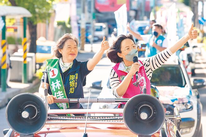 民進黨新北市長候選人林佳龍因為近日確診，雖出關仍不能參與群聚活動，3日找來太太廖婉如、立委蘇巧慧、吳琪銘等人代打，在樹林區進行車隊掃街。（林佳龍競辦提供／李奇叡新北傳真）