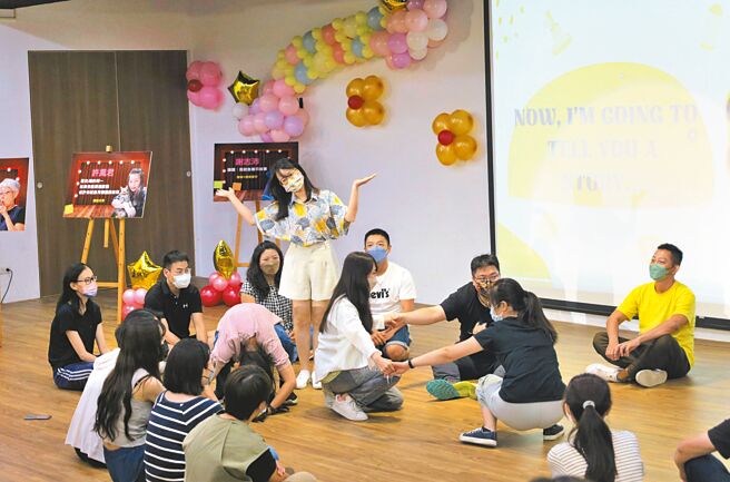 新北市教育局推动国中艺术双语课程，以多元教育方式让学生学习更有趣味。（新北市政府教育局提供／吕健豪新北传真）