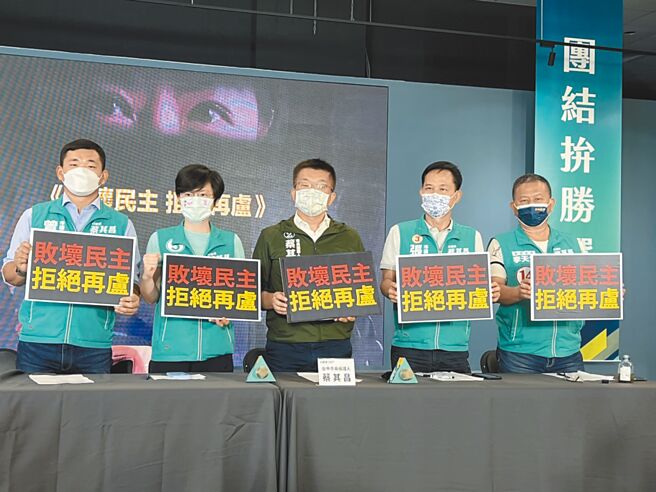 民進黨台中市長候選人蔡其昌（中），由黨籍議員候選人陪同開記者會，抨擊國民黨對手盧秀燕團隊動用市府公務員及包商進行政治監控，「把市府當盧家的」。（林欣儀攝）