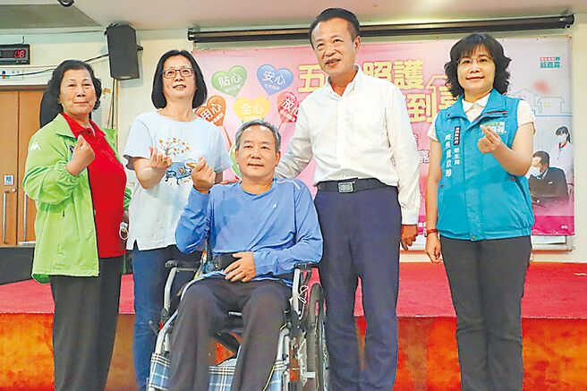 嘉義縣衛生局3日舉辦「五心照護服務到嘉」成果發表，管路安心服務個案吳先生（中）與太太到場感謝嘉義縣長翁章梁（右二），為他們設想許多、做了許多。（呂妍庭攝）