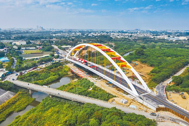 嘉義市新建盧山橋融合「圓林仔社區」油桐花意象，純白、鵝黃、橘紅交疊配色。（嘉義市政府提供／廖素慧嘉市傳真）