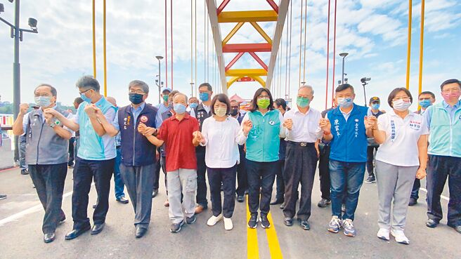 嘉義市長黃敏惠（前排左五）、立委王美惠（前排左六）等人手拉手走過新盧山橋。（廖素慧攝）