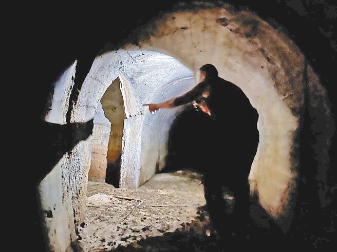 高雄鼓山分局3日风光揭牌启用，后方原本封锁、不见天日的秘密隧道也曝光，当年警总拷问大批罪犯的残酷拘留室完整保留，再现世人眼前。（袁庭尧摄）