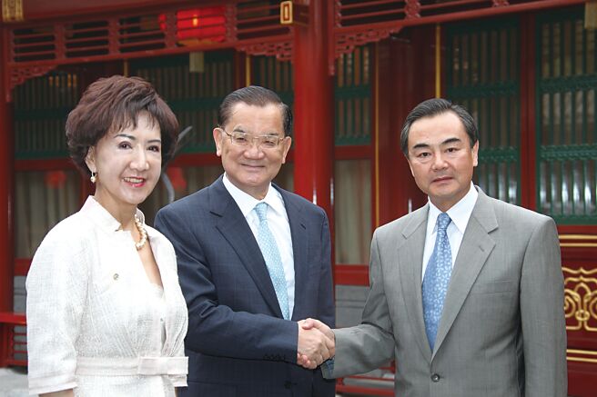 淡江大學中國大陸所榮譽教授趙春山表示，新任中共政治局委員王毅過去擔任大陸國台辦主任時，對台有很大的彈性，未來兩岸智庫恢復交流可以預期。圖為2009年時王毅在北京會見國民黨榮譽主席連戰。（新華社）