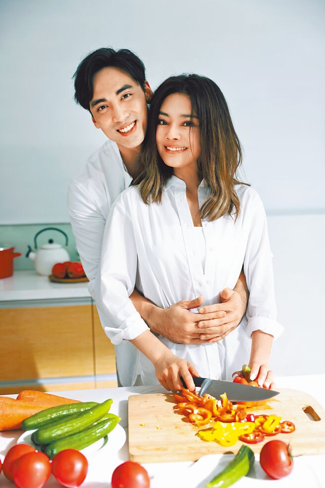 Rita（前）在MV中与男主角有许多互动戏码。（艾迪升传播提供）