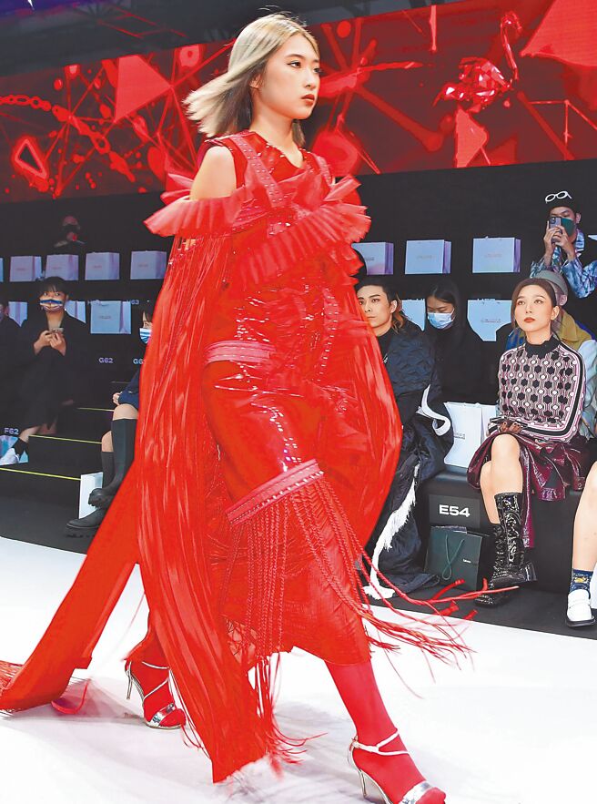 Haezee黃瑋昕此次受本報邀請擔任臺北時裝週客座編輯，首度參與時裝週活動的她感到十分興奮。（陳俊吉攝）