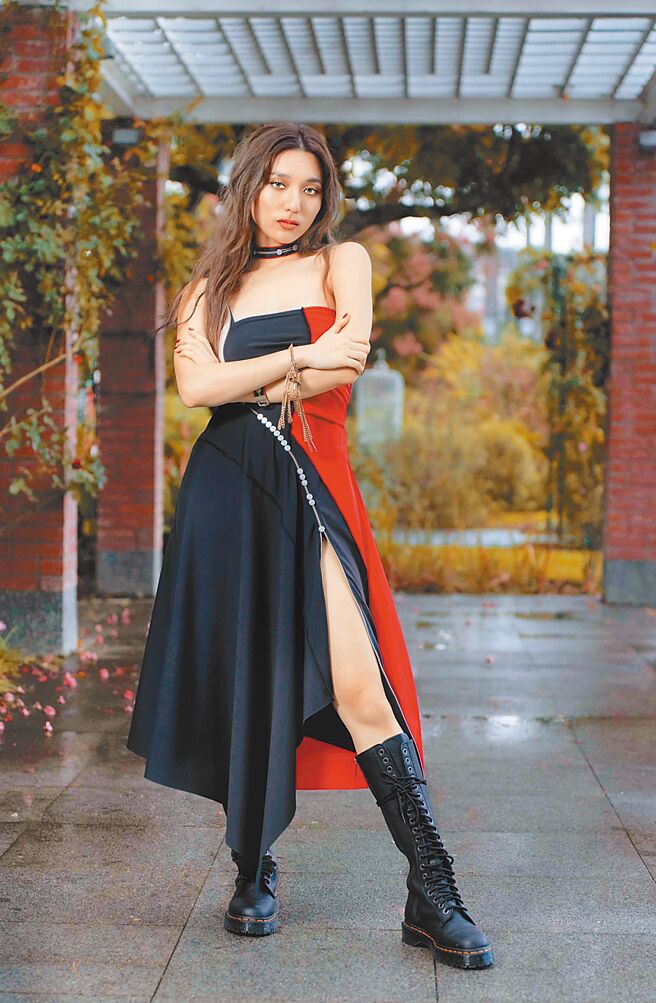 Haezee黃瑋昕受設計師李維錚邀請為JENN LEE 2023春夏系列走秀。（吳松翰攝）