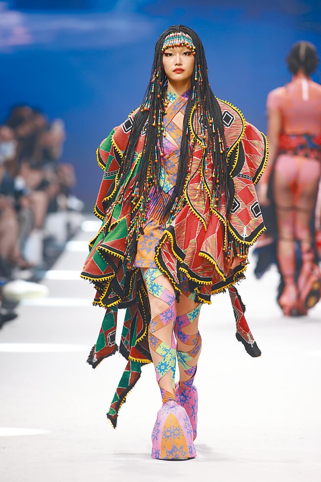 排灣族Ljavaus陳利友妹×周裕穎Just in XX，縷空設計結合貼身運動布料與排灣族圖騰，塑造CYBER FOLK民族運動未來感。（臺北時裝週提供）