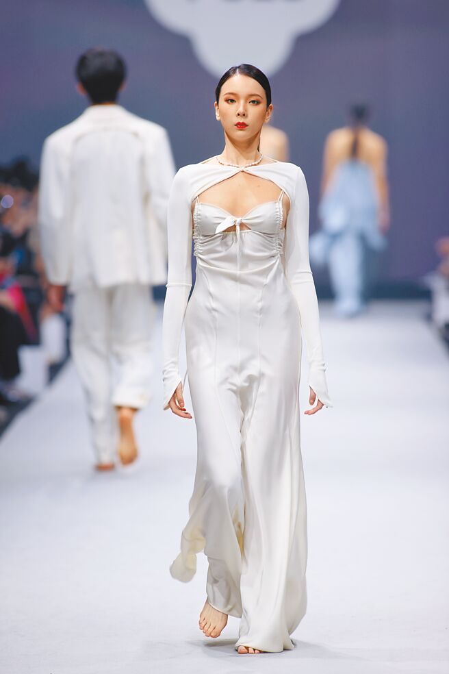新銳設計師品牌PCES以Walkin’ Barefoot為題，運用多種親膚布料、縷空設計，體現疫後大眾對於自然的渴望。（臺北時裝週提供）