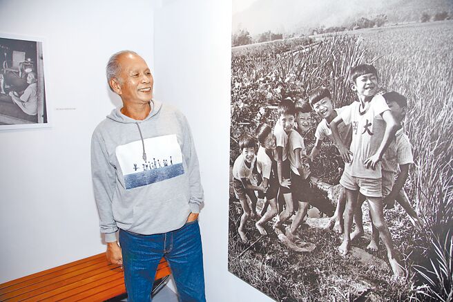 阮义忠跨领域策展，以自己的摄影作品与不同文化人的作品对话。（李弘斌摄）