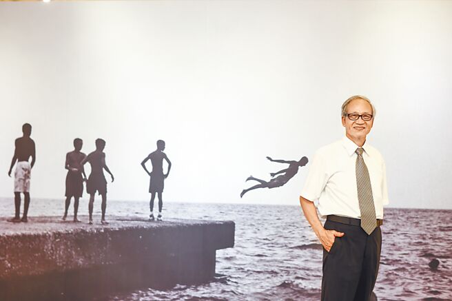 康台生画册《淬炼．省思--康台生叙事影像展》，自勉诚实的面对自己，叙述故事。（邓博仁摄）