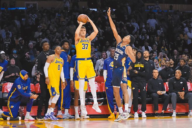 莱恩（投篮者）在正规时间轰进追平三分球，让湖人队得以在延长赛力克鹈鹕。（美联社）
