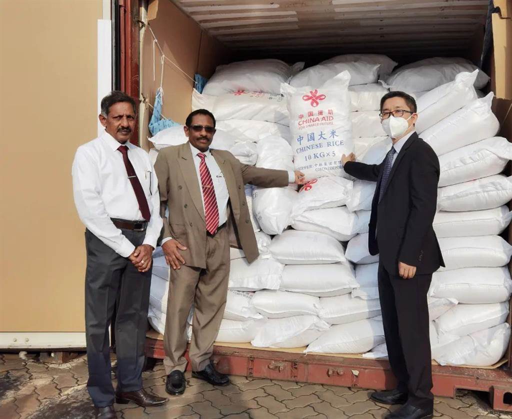 大陆新一批紧急粮食援助运抵斯里兰卡。（微信公号中国驻斯里兰卡使馆）(photo:ChinaTimes)
