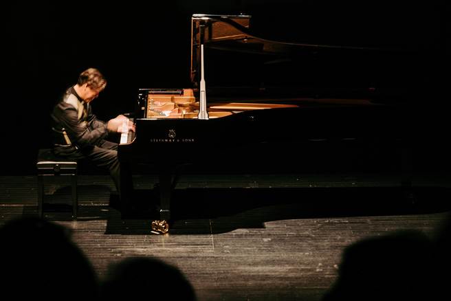 旅美钢琴家刘孟捷，风尘仆仆自美国返台，今晚起连开三场独奏会，三套曲目皆十分吃重。（台中国家歌剧院）