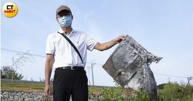 台南社大环境行动小组召集人黄焕彰在二仁溪畔，找到一块几乎纯铜的印刷电路板，让他忧心忡忡，不知道这些有毒废弃物还要在这片土地多久。（图／黄威彬摄）