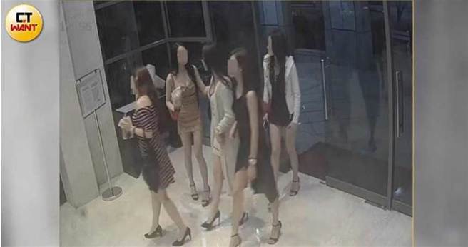 「88会馆」经常会出现身材火辣穿着清凉的一票莺莺燕燕，熟门熟路入内。(中时资料库)