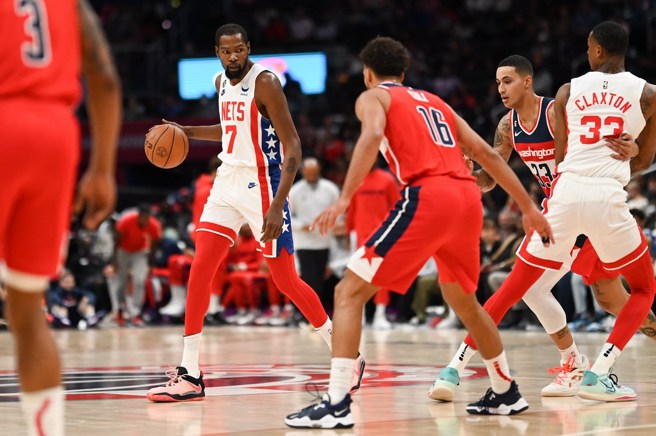 杜兰特(左)开启死神模式准备攻击。(路透)