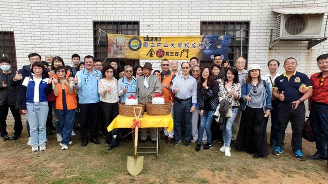 中山大学校友总会一行30余人昨(4)日造访金门旅游，在校友许然博家后院田边埋下2罈5公升高粱酒，相约5年后再聚挖酒共饮醇酒话当年(图／民眾提供)