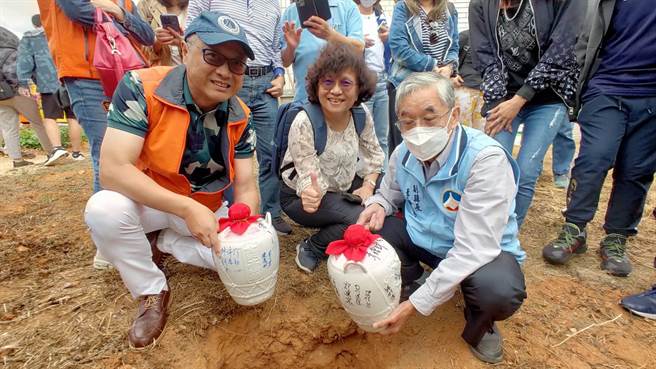 副县长李增财(右1)说，高粱酒越藏越香醇，欢迎他们5年后再游金门，畅饮今天埋下的陈高(图／民眾提供)