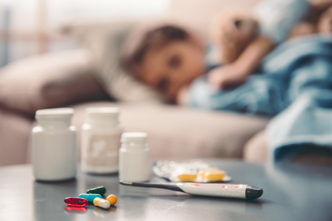 二○一七，报导标题是：瑞典神秘怪病。九岁女童苏菲已形如槁木超过一年，动也不动，了无反应，不与人沟通，不吃不喝，甚至不睁开眼睛。事实上，她有很长一段时间只是静静躺着，似乎浑然不觉时光流逝。（图/ shutterstock）