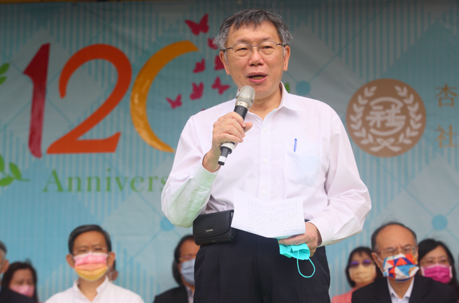 台北市长柯文哲（中）5日在社子国小120周年校庆典礼上致词。（张铠乙摄）