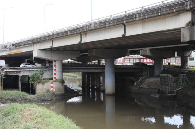 万代桥目前改建中，完工后可加大三爷溪通水断面并改善周边淹水问题。(台南市水利局提供)