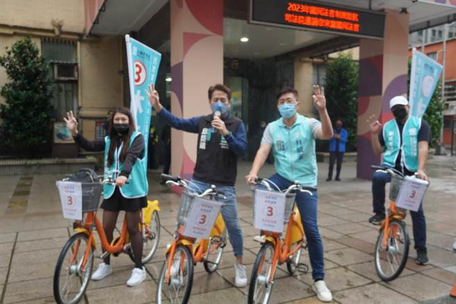 民眾黨立委邱臣遠（圖左2）與市議員候選人林毓峯（圖右2）帶著年輕學子在基隆市府前，要求市府正視民眾需要共享單車的需求。（台灣民眾黨提供／張志康基隆傳真）