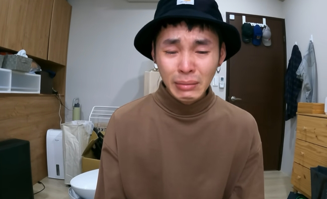 过去在两人的频道上，展瑞痛哭失声表示频道要暂停更新。（图／翻摄自YouYube频道《展荣展瑞 K.R Bros 》）