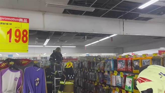 斗南大潤發今天凌晨1點12分發生火警，斗南車組抵達現場，22分回報商場1樓商品陳列區起火燃燒，場內消防設備如自動撒水設備、排煙設備啟動，有效侷限火勢，未擴大延燒，凌晨1點28分火勢熄滅。（雲林縣消防局提供）