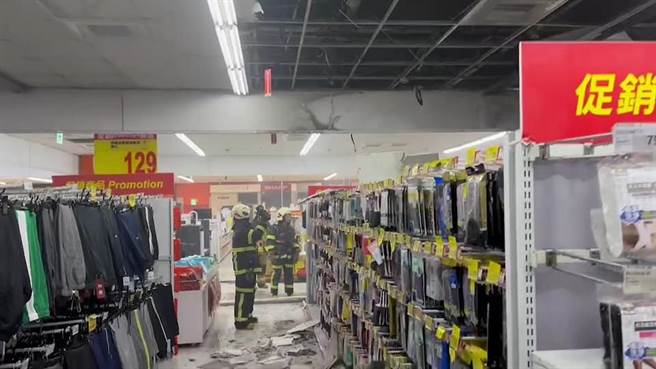斗南大潤發今天凌晨1點12分發生火警，斗南車組抵達現場，22分回報商場1樓商品陳列區起火燃燒，場內消防設備如自動撒水設備、排煙設備啟動，有效侷限火勢，未擴大延燒，凌晨1點28分火勢熄滅。（雲林縣消防局提供）