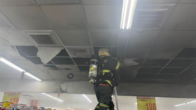 斗南大潤發今天凌晨1點12分發生火警，斗南車組抵達現場，22分回報商場1樓商品陳列區起火燃燒，場內消防設備如自動撒水設備、排煙設備啟動，有效侷限火勢，未擴大延燒，凌晨1點28分火勢熄滅。（雲林縣消防局提供）