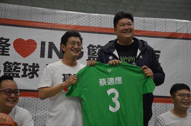 民进党基隆市长参选人蔡适应(左二)、台啤英熊队总经理哈孝远(右二)在记者会上互赠礼。(图取自蔡适应脸书)