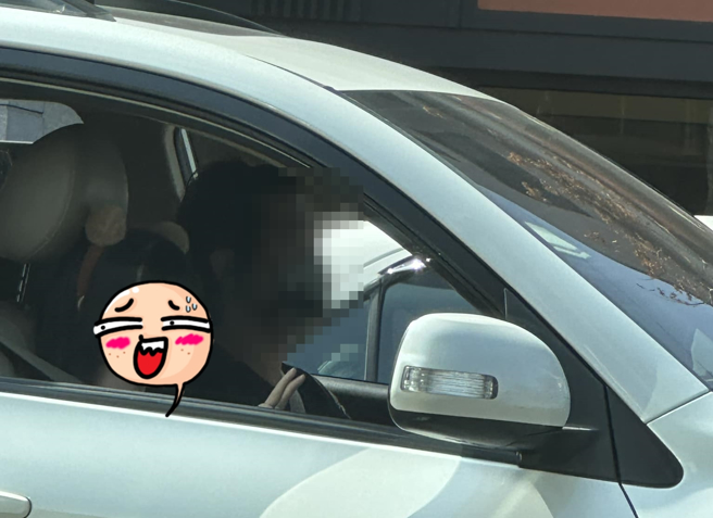 一名網友日前在路上目擊一名駕駛的副駕座位擺著一具真人比例的矽膠娃娃，說「突然看有點嚇到」；網友則笑說拿來通過高乘載的。（翻攝自臉書「路上觀察學院」）