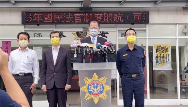 警政署長黃明昭昨深夜前往市警局，慰問專案小組成員辛勞，今日上午10點也再次走訪新北刑大頒發慰勉金。（警方提供／李奇叡新北傳真）