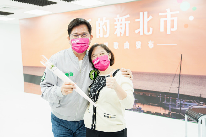 民进党新北市长参选人林佳龙(左一)。(图取自林佳龙脸书)