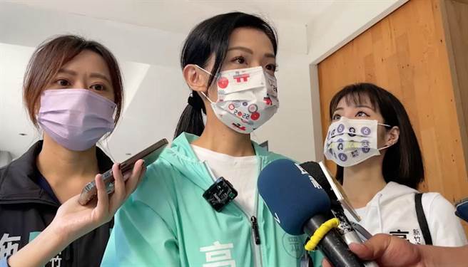 民眾党新竹市长候选人高虹安（中）5日表示，和工作人员讨论，影片中确实有一小段误植，影片也立即下架，避免伤害到志工朋友，稍后也会有更正说明。（高虹安团队提供／王惠慧新竹传真）