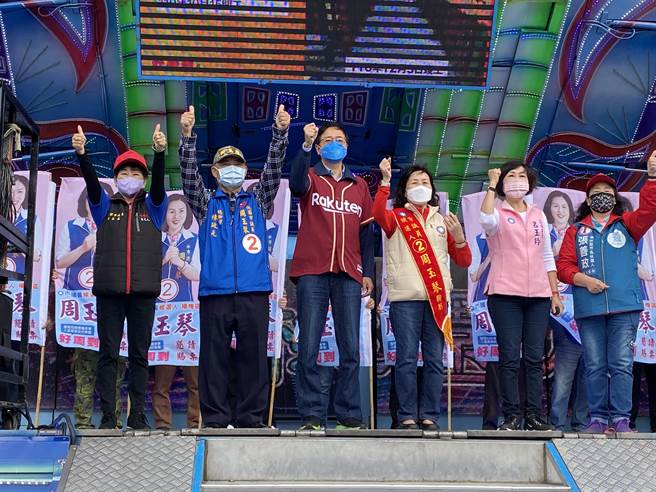 国民党桃园市长候选人张善政（左三）今披上乐天桃猿队球衣跑行程。（蔡明亘摄）