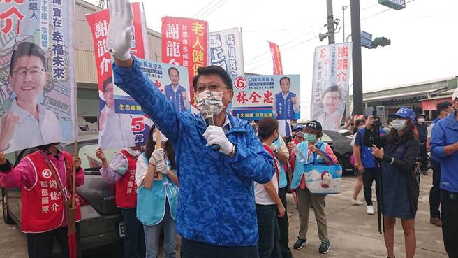 国民党台南市长候选人谢龙介5日到善化牛墟市场拜票。（程炳璋摄）