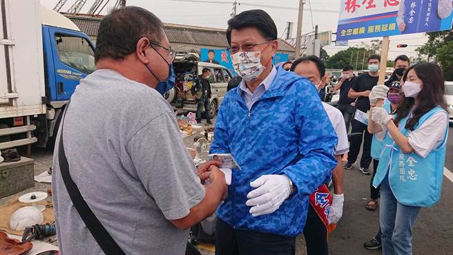 国民党台南市长候选人谢龙介到牛墟市场遇热情民眾握手。（程炳璋摄）