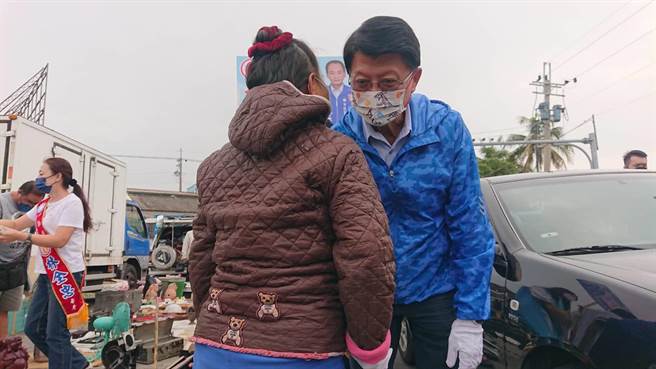 国民党台南市长候选人谢龙介低头倾听民眾陈情。（程炳璋摄）