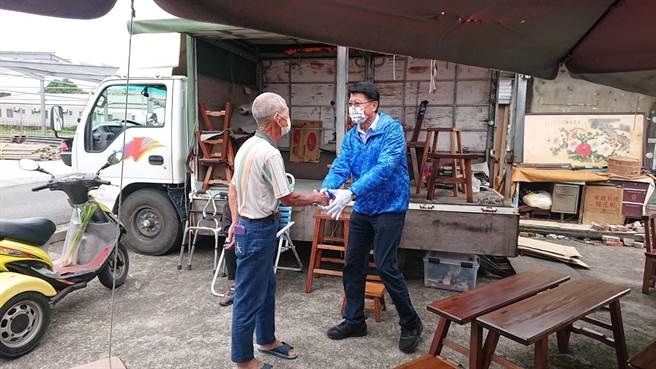 国民党台南市长候选人谢龙介向牛墟市集民眾拜票握手。（程炳璋摄）