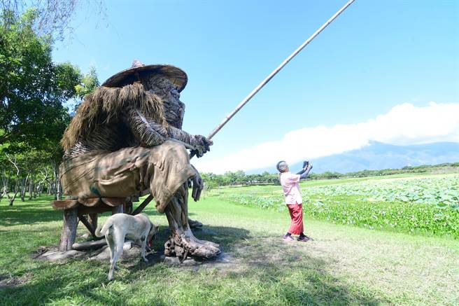 坐在池上大坡池畔钓鱼的阿公即将拆除，民眾万分不舍。（庄哲权摄）