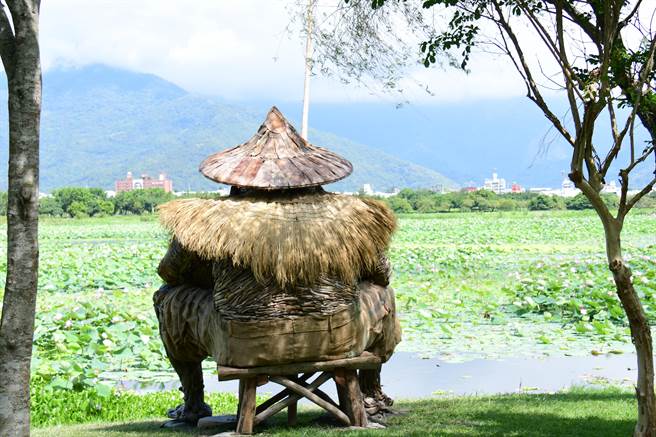 坐在池上大坡池畔钓鱼的阿公即将拆除，民眾万分不舍。（庄哲权摄）