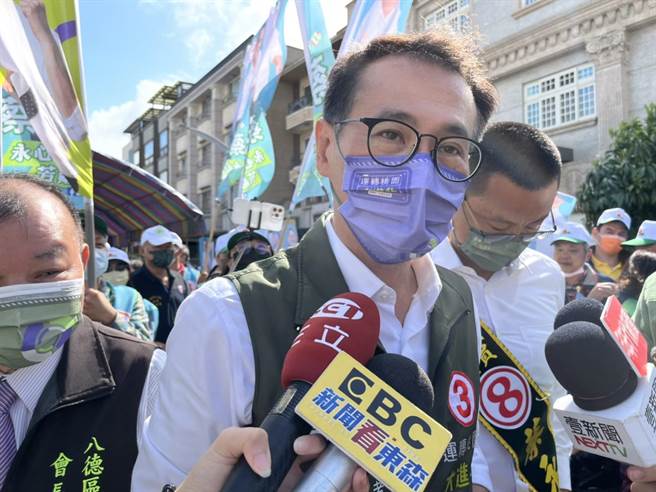 国民党桃园市长候选人张善政曾在6年前接受质询时，答覆「对桃园产业没有很了解」，民进党桃园市长候选人郑运鹏大酸，6年前已如此何况现在。（陈梦茹摄）