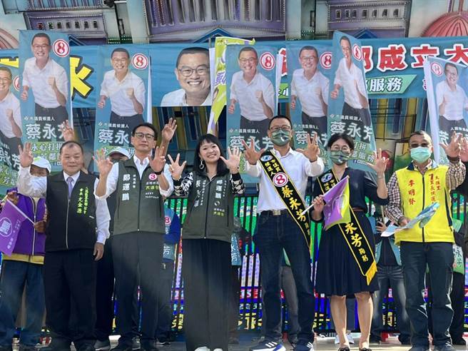 民进党桃园市长候选人郑运鹏今早出席市议员蔡永芳竞选总部成立大会。（陈梦茹摄）